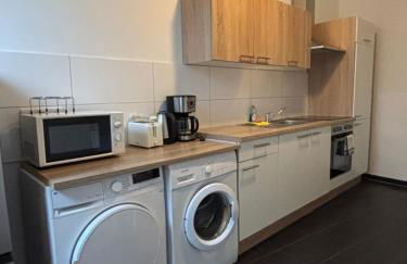 Case Four Boardinghouse mit Parkplatz, Küche, Waschmaschine und Trockner - Photo 3