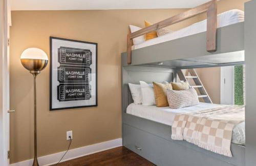 Walk to Vanderbilt and Belmont with Garage and Rooftop Deck - Foto 13