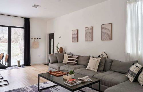 Chic Renovated Chalet with Private Pond - Foto 9