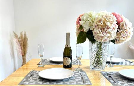 Spacious 5-Bed Detached House, Sleeps 10, Parking - Photo 32