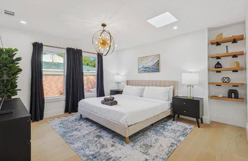 3-BD 3-BA Bungalow ft Backyard w Deck & Firepit - Foto 4