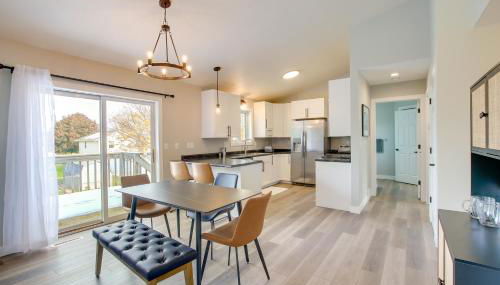 Bright Little Chute Condo with Deck and Yard! - Foto 2