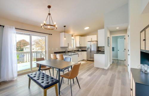 Bright Little Chute Condo with Deck and Yard! - Foto 2