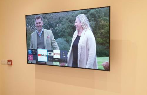 London Luxury Apartments 3 Bedroom Sleeps 8 with 3 Bathrooms 5 mins Walk to tube station free parking - Foto 35