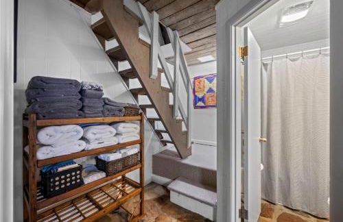 A-Frame with VIEWS - Walk to Downtown and Park - Pets OK - Foto 46