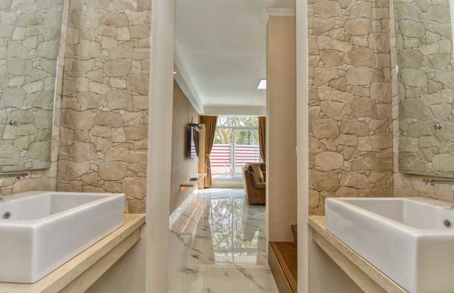 Villa Kota Bunga Puncak 4 Bedroom - Photo 25