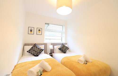 Detached Bungalow - Sleeps 8 - Free Parking, Fast Wifi, Smart TV and Garden by Yoko Property - Photo 12