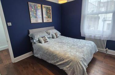 Bright 4 double bedroom victorian house - Photo 9