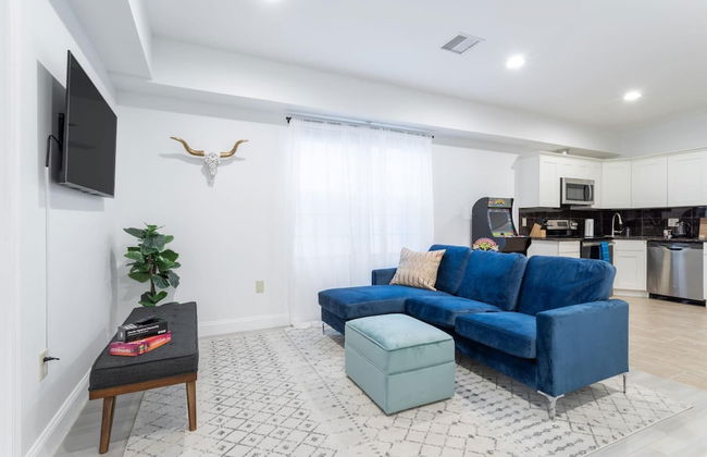 Cherry Suites 2BR Apt w W D Arcade Machine - Foto 6