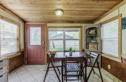 Charming Lakeview Cottage with Lake Access - Foto 9