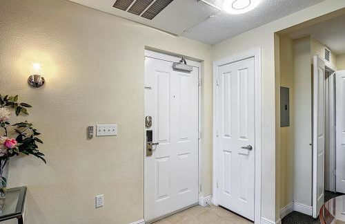 3-BR Condo with Dreamy Balcony Views, Walk to Pool - Foto 31