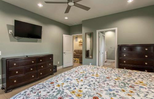 3BR House By Lake with BBQ Fire Pit & EV Charger - Foto 19