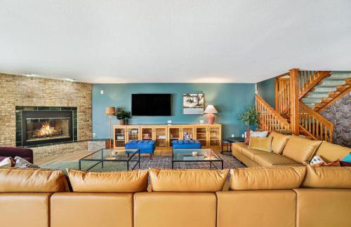 6BR Houghton Lake House with Indoor Pool, Hot Tub and Golf Simulator - Photo 35