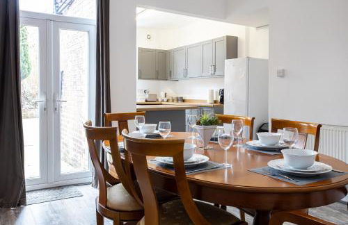 Cheadle village - Photo 38