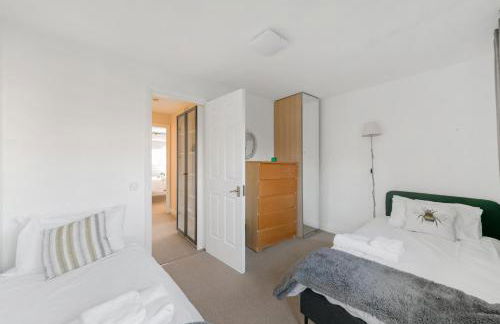 2BR Waterside View Free Parking Fast WiFi Terrace Balcony TV BBQ Garden Access - Foto 22