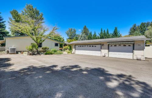 Waterfront Shady Cove Home with Fishing Deck! - Foto 40