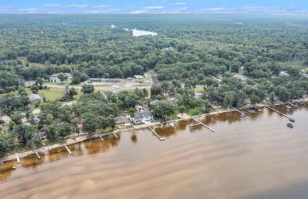 6BR Houghton Lake House with Indoor Pool, Hot Tub and Golf Simulator - Photo 8