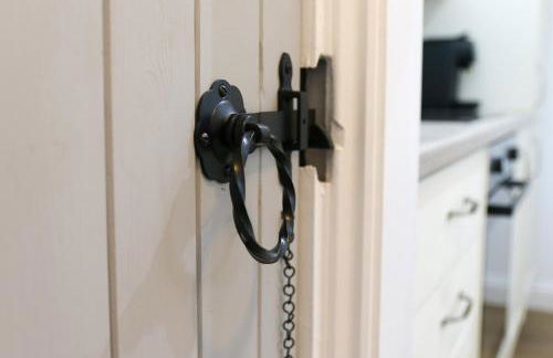 Contractor Friendly 2-Bed - Fast Wi-Fi & Netflix - Photo 9