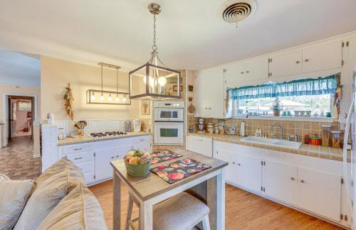 Fire Pit and Patios Peaceful Alto Getaway! - Foto 6