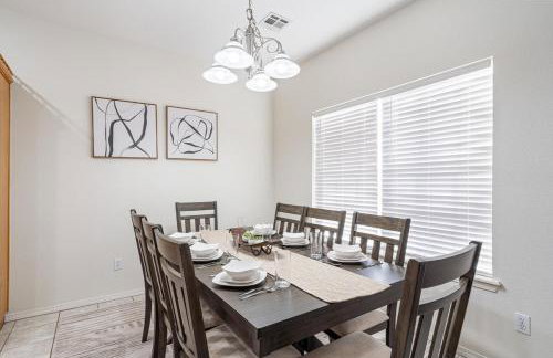 Spacious 6 bed Bentonville House, Sleeps 12, Smart TVs, Wi-Fi - Foto 6