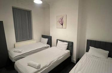 4 Bedroom House, Central City Location - Photo 13