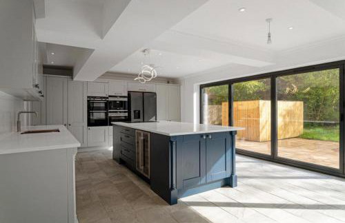 Luxurious Relaxing 6 Bed House for great comfort - Photo 23