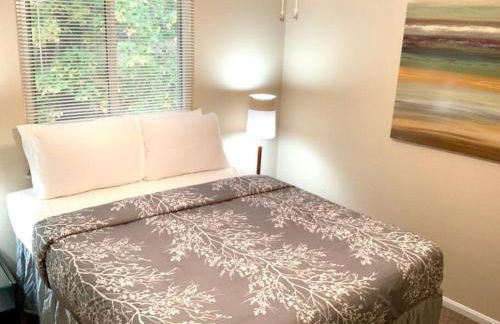 The House Hotels - 4 Beds, huge yard, secluded, and central! - Foto 32