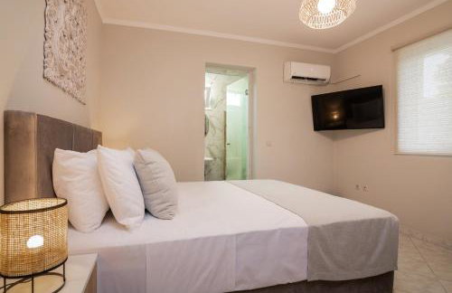 Fratelli Villa, with Heated Pool & Spa Whirlpool, By ThinkVilla - Foto 16