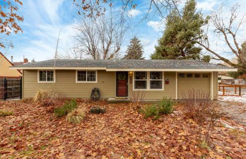 Sunset Home perfect for extended stays with fully fenced in yard, designated office, two living rooms, located across from Boise Foothills and close to Bogus Basin in Boise's North End - Photo 24