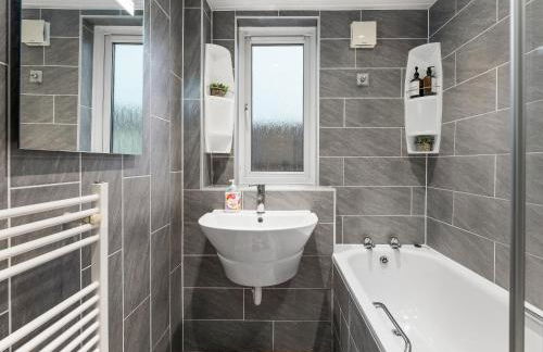 Churchill Apartment- 4 Beds- Free Parking- Near NEC BHX & HS2 - Foto 9