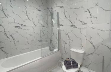 The Felix Apartments - 3 Bedrooms - FREE Parking - Close to train station - Photo 2