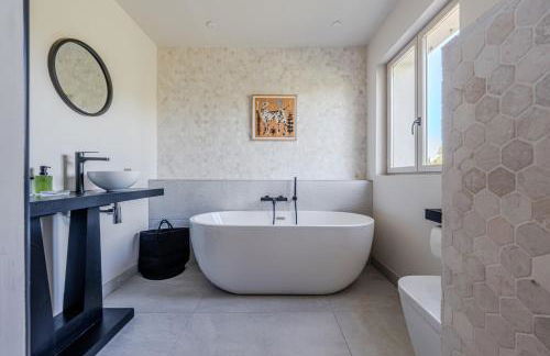 Gorgeous village home with heated pool, ideally located - Foto 20