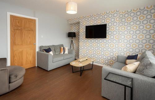 Large Home - Free Parking-WiFi By Hinkley Homes Short Lets & Serviced Accommodation - Photo 12
