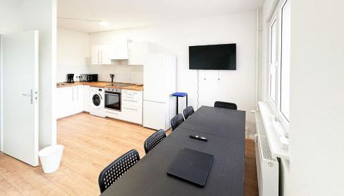 Monteurwohnungen mit TV, Internet, Parkplatz, Waschmaschine, Küche, Balkon, Restaurants und Supermarkt - Foto 4, stove, toaster