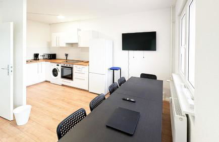 Monteurwohnungen mit TV, Internet, Parkplatz, Waschmaschine, Küche, Balkon, Restaurants und Supermarkt - Foto 4