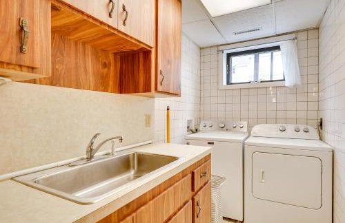 Porch and Views Queensbury Three Family Lakehouse - Foto 21