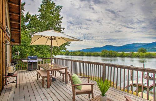 Waterfront Cabin with 2 Boat Docks and Mtn Views! - Foto 19