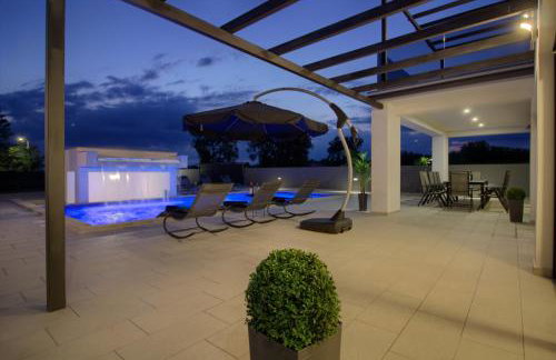 Luxury Villa with extra heated pool with hydromassage, biliard near town center and beach by WiiBuk - Foto 61