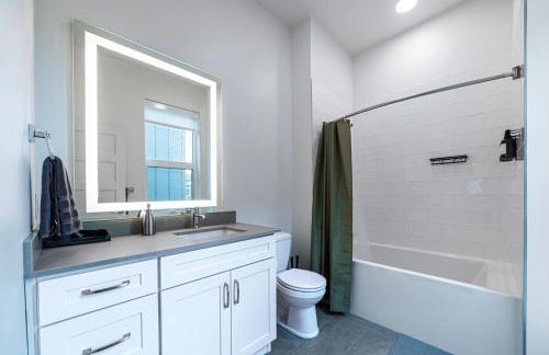 Dwntn Lux Townhome - Best Amenities- 3BD, 4BA - Photo 26