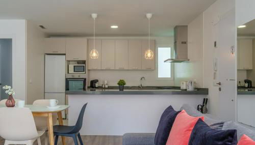 Modern, Stylish & Comfortable Apartment - Photo 5