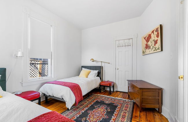 Maple Manor - Photo 3