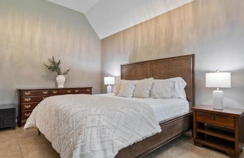 Modern 4BR Home w WiFi by Dell Diamond - Photo 13