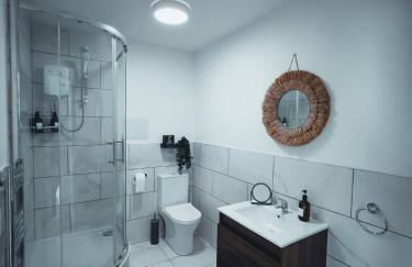 Market Haven Kingsize Studios Town Centre with Netflix, Business & Leisure travellers, multiple units available - Photo 15