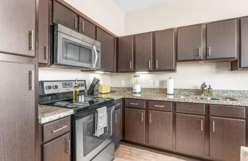 Prime SoCo King Bed 1BR & 2BR Suites w Gym, Pickleball, Laundry - Photo 8