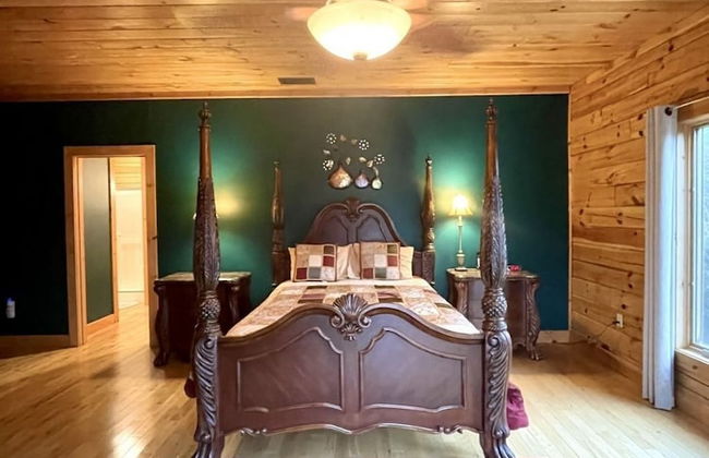 A true log cabin with 360 degree mountain views - Pet and Motorcycle friendly! 5 Bedroom Cabin by RedAwning - Foto 3