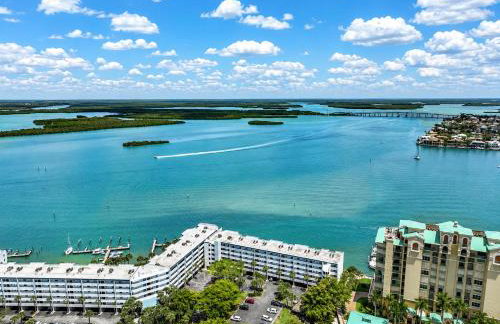 Waterfront Island Oasis! Heated Pool with Stunning View & 2 Full Bath - Foto 34