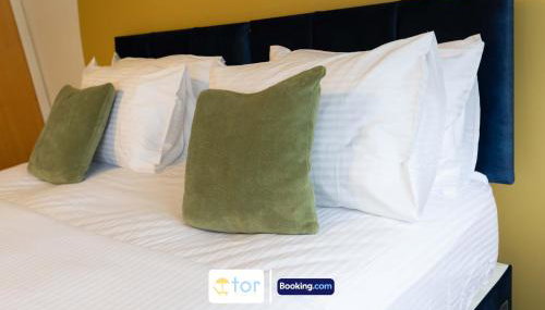 Large 2 Bedroom Apartment By The One Retreats Short Lets & Serviced Accommodation Horley Close To Gatwick Airport - Foto 2