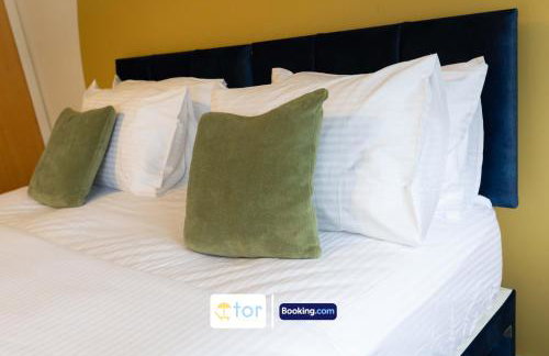 Large 2 Bedroom Apartment By The One Retreats Short Lets & Serviced Accommodation Horley Close To Gatwick Airport - Foto 2