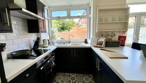 Stylish 3-bed home in Prestwich with free parking - Foto 5