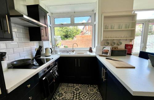 Stylish 3-bed home in Prestwich with free parking - Foto 5